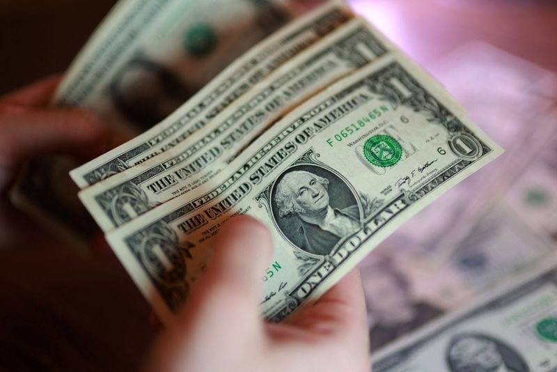 Dollar Holds Near 18-Month High as Geopolitical Risks Mount