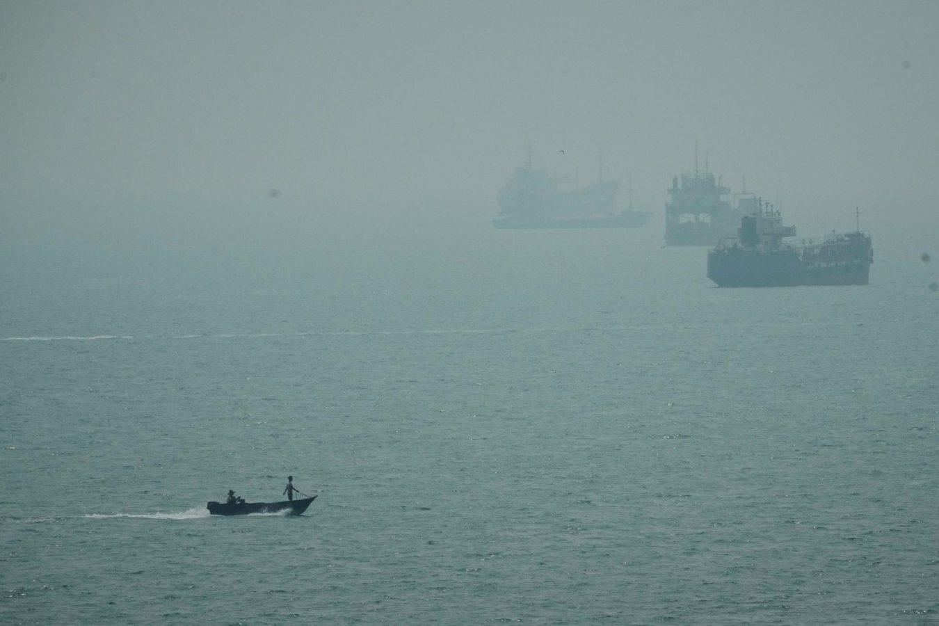 Iran to Brief Regional Ministers on Hormuz Shipping as Attack Kills One