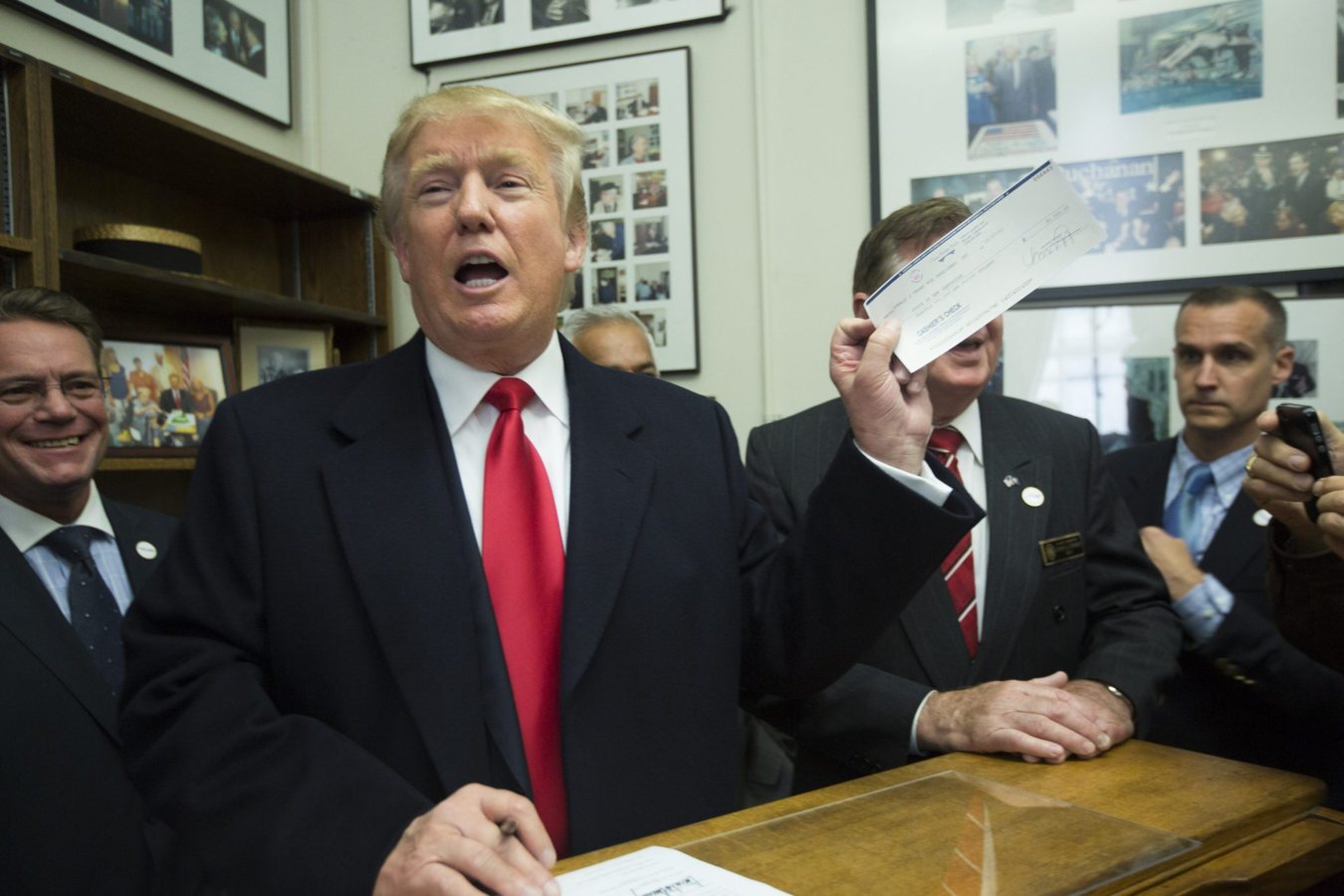 Trump Pledges $5,000 'Dividend' to Every American if Republicans Hold Congress