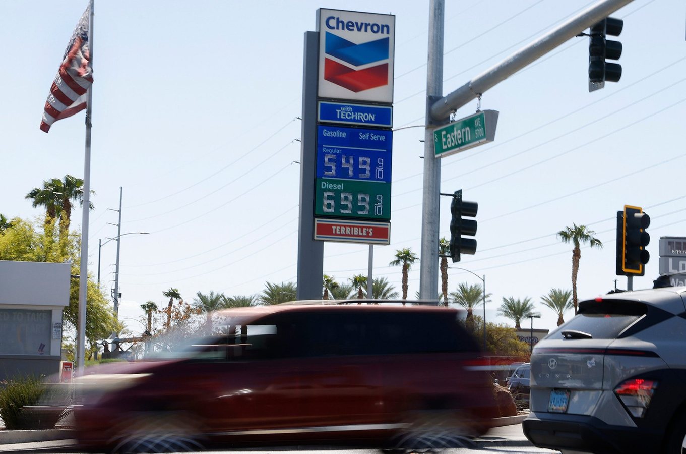 US petrol prices surge as voters weigh cost of Iran war