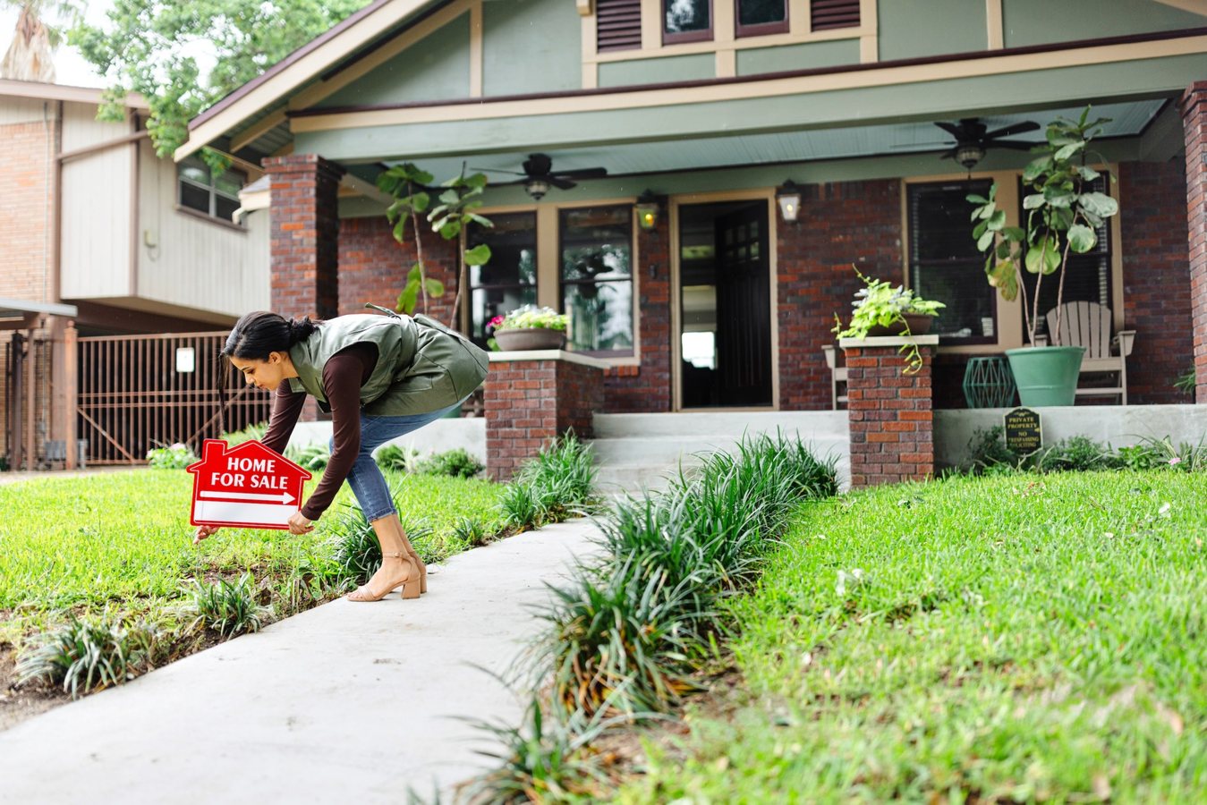 US Housing Market Tilts to Buyers as Record Share of Sellers Cut Prices
