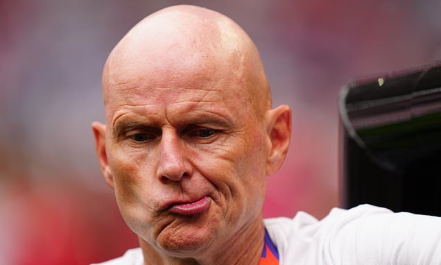 Norway coach Solbakken throws water bottle at own staff after England equaliser
