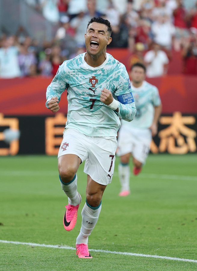 Portugal beat Croatia in controversial finish to reach World Cup last 16