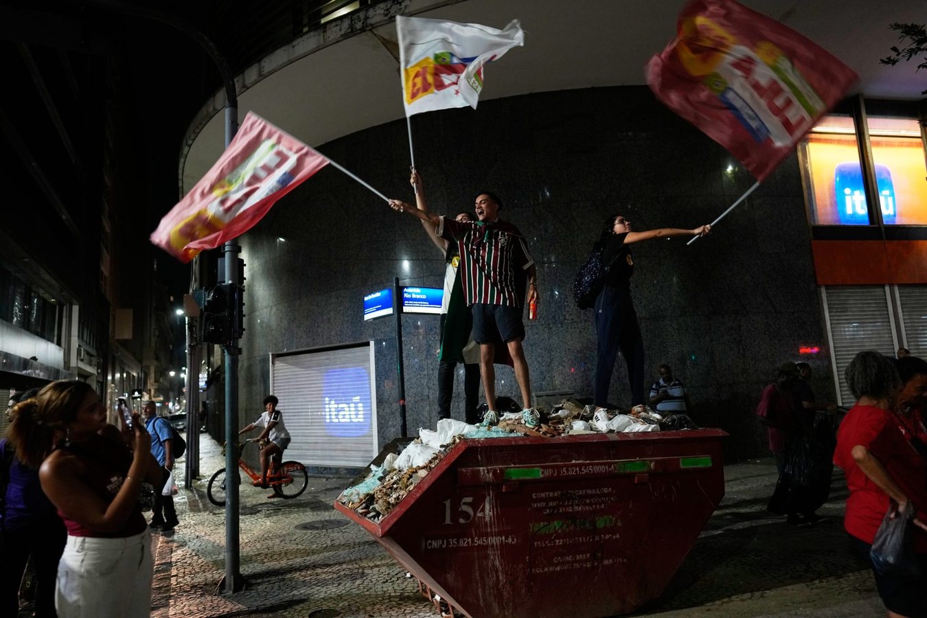 Brazil Senate Votes to Cut Working Week to 40 Hours Without Pay Cut