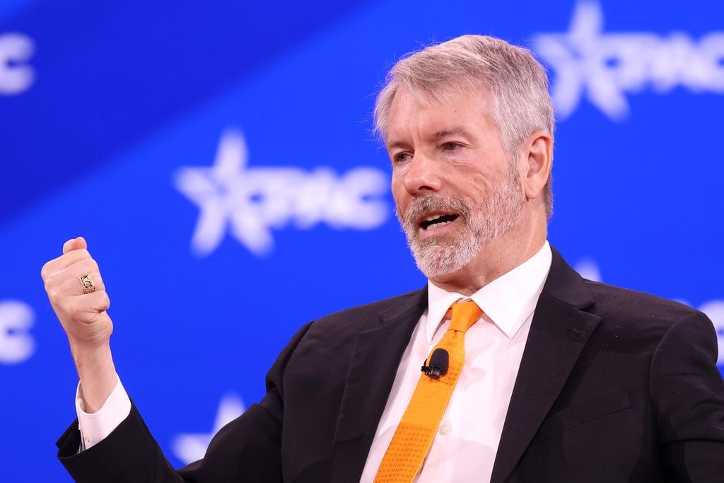 Saylor Says Banks Will Lend Against Bitcoin Without Congress as Deutsche Bank Awaits Approval
