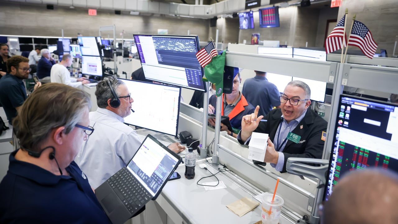 Dow Climbs 250 Points as Oil and Bond Yields Retreat After Fed Rate Rise