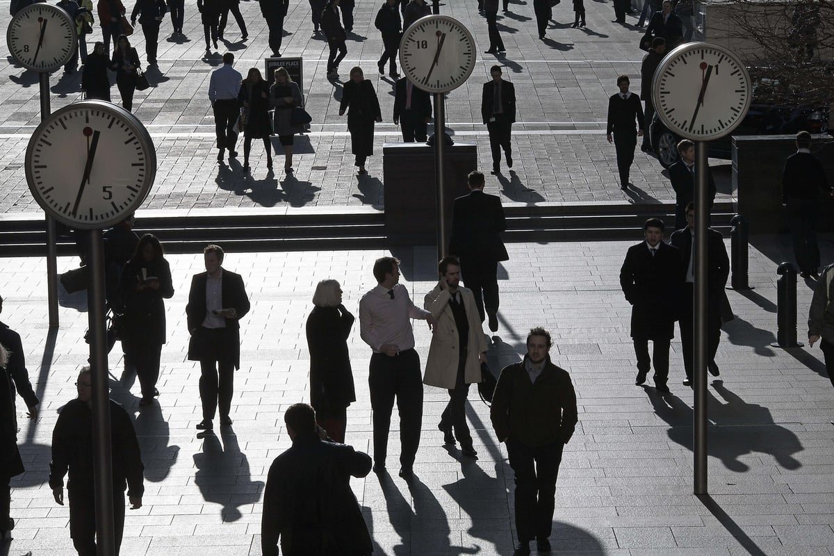 UK private sector wage growth falls below 3% for first time in six years