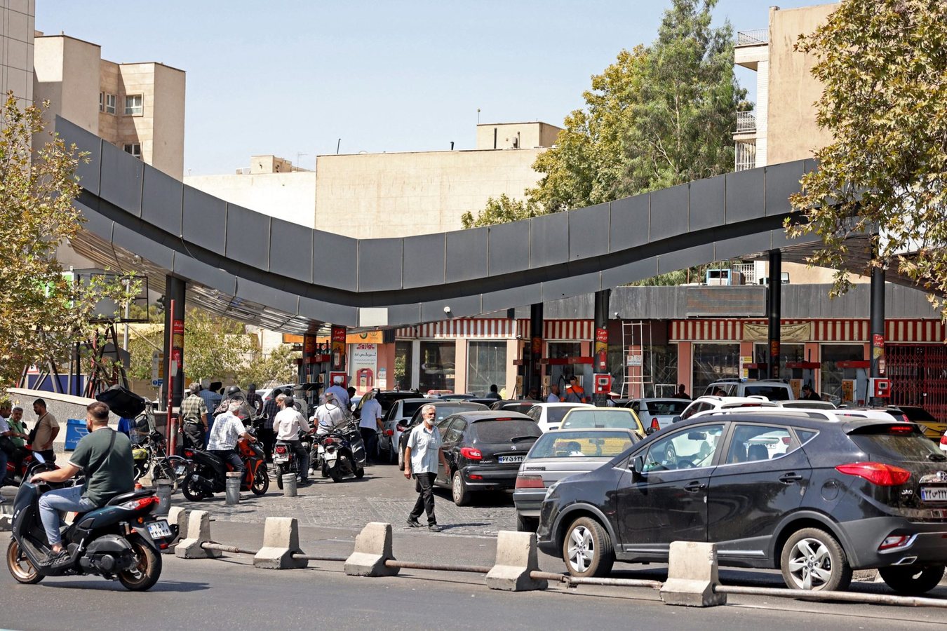 US sanctions target Iran's economic lifelines as inflation and protests mount